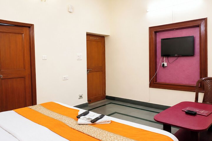 Room 2 of 10