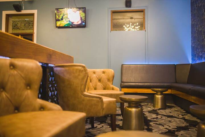 Lounge 32 of 36