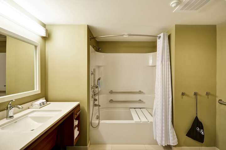 2 Queen Accessible Bathtub Studio (4 of 7)