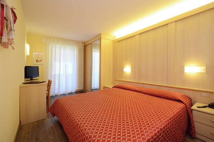 Room 5 of 28