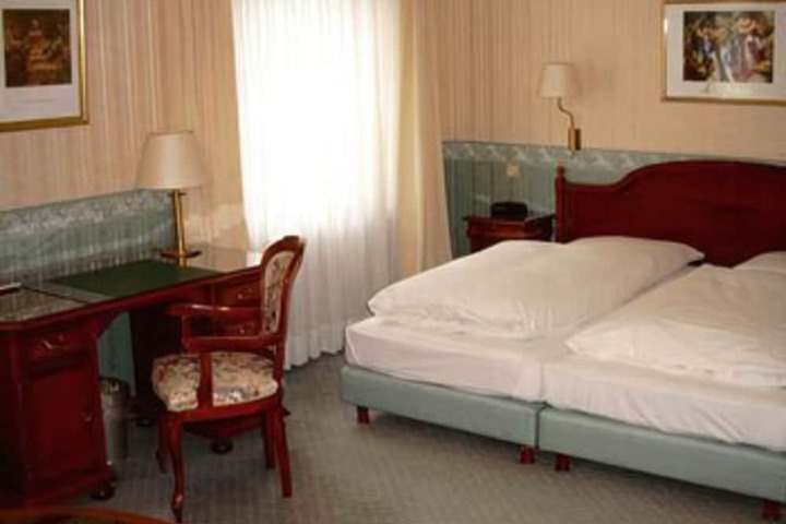 Room 12 of 32
