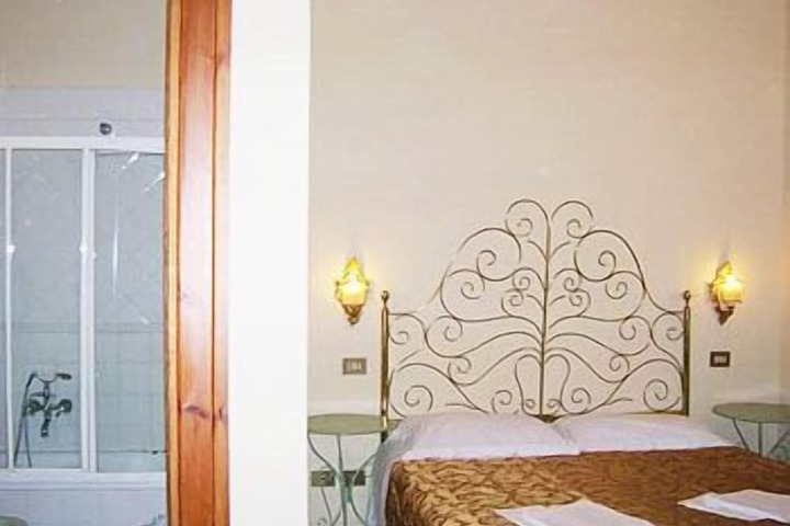 Room 10 of 14