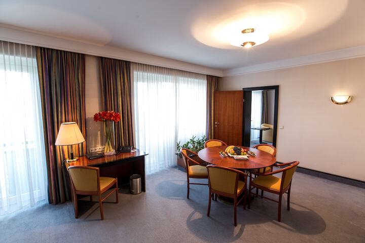Room 26 of 82
