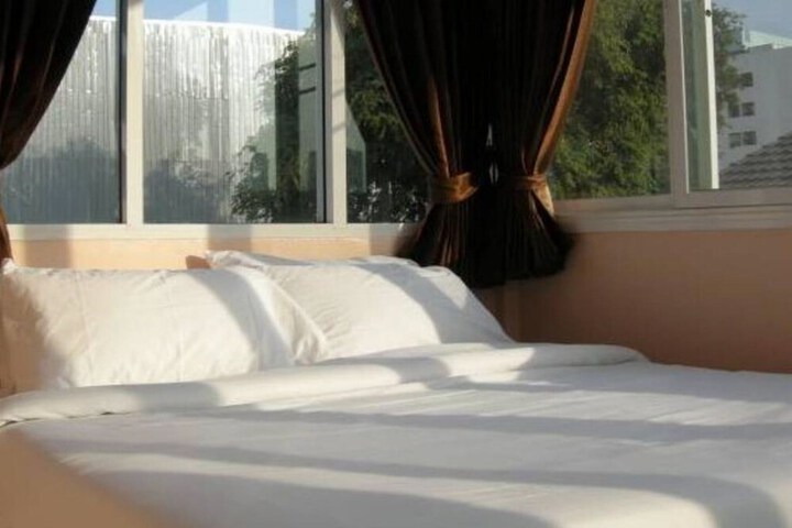 Room 5 of 17
