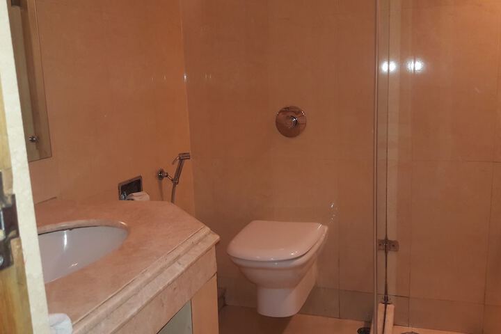 Room 16 of 39