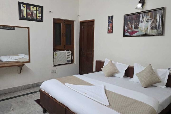Room 8 of 33