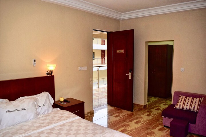 Room 12 of 33