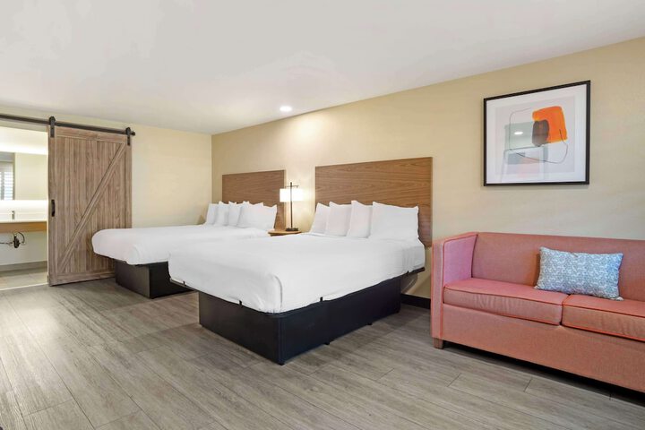 2 Queen Beds Microwave and Refrigerator Full Breakfast (13 of 13)