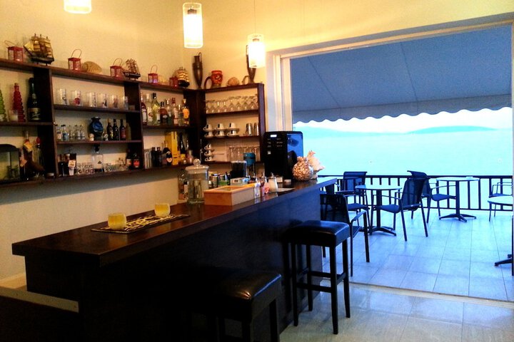 Lounge 10 of 11