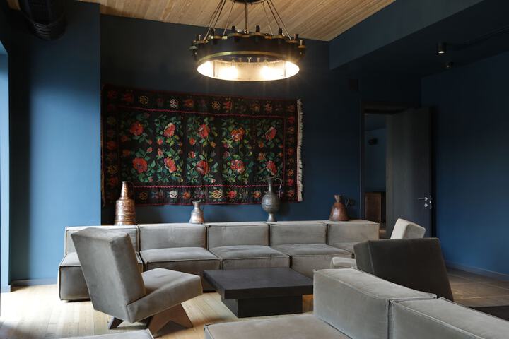 Lounge 25 of 28