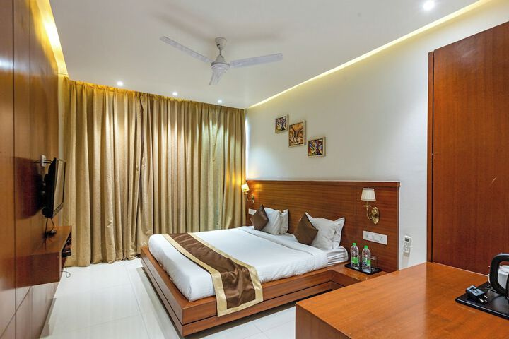 Room 6 of 15