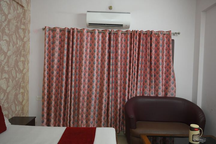 Room 5 of 106