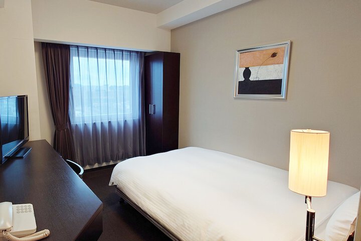 Room 10 of 32