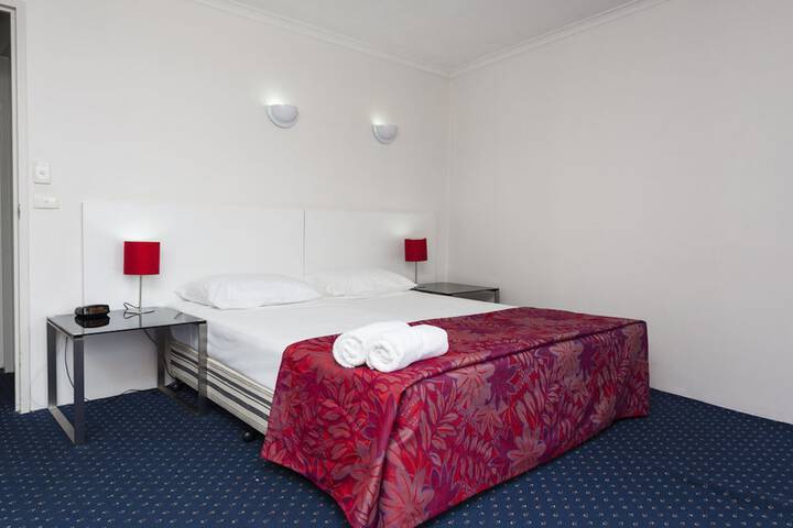 Room 4 of 76
