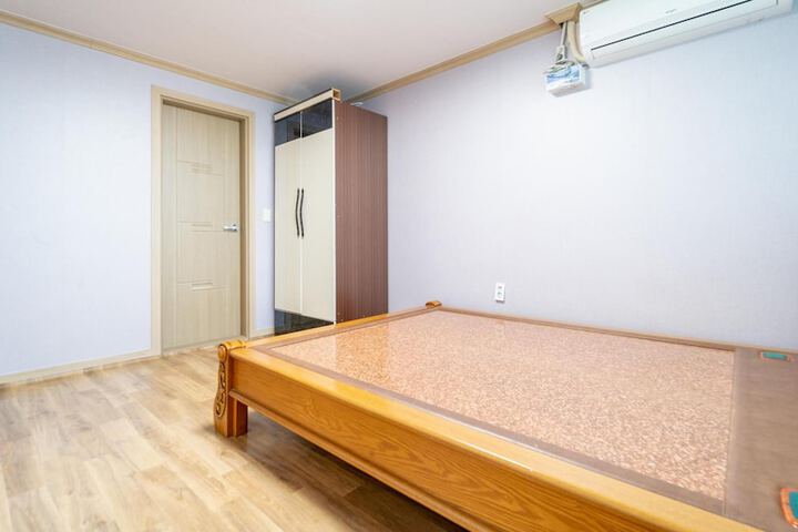 Room 6 of 59