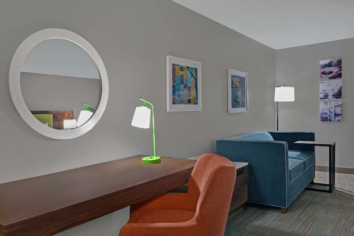 1 King Bed Study with Sofa Bed (17 of 23)