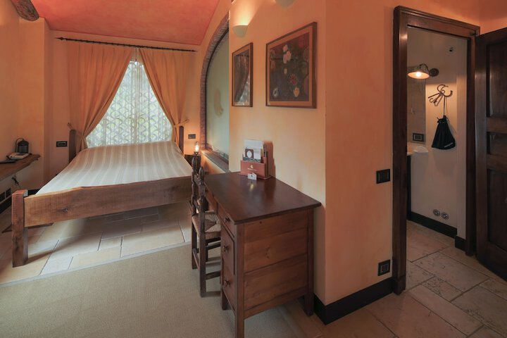 Room 2 of 38