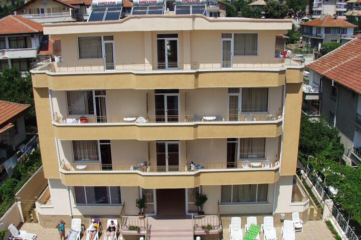 HOTEL LARISA