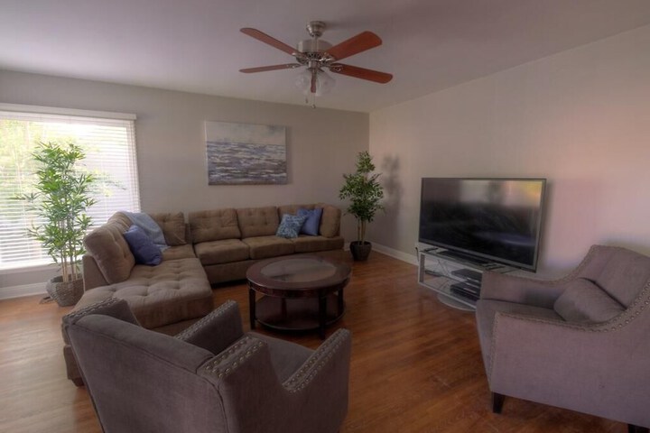 Room 6 of 12