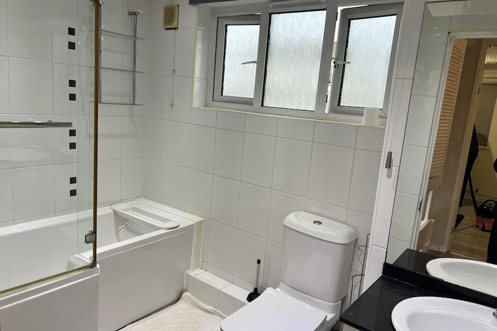 Room 6 of 15