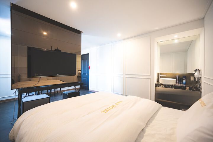 Room 25 of 53