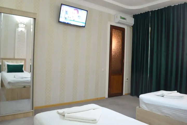 Room 4 of 8