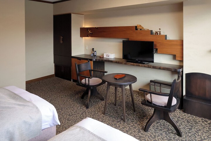 Room 12 of 128