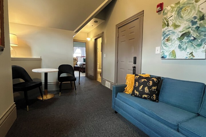 Room 13 of 32