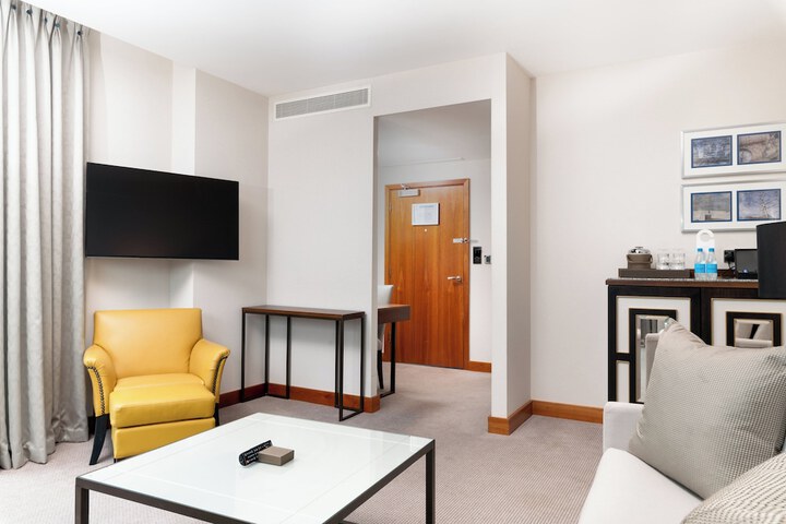 Room 72 of 347