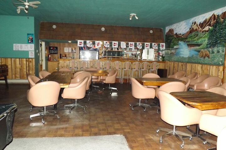 Lounge 7 of 16