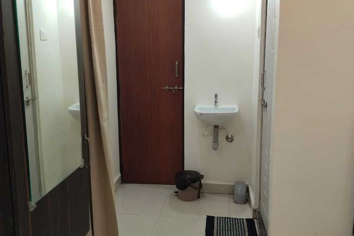 Room 6 of 18