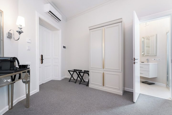 Room 17 of 208
