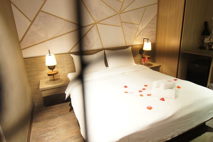 Room 13 of 63