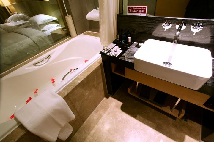 Room 11 of 48