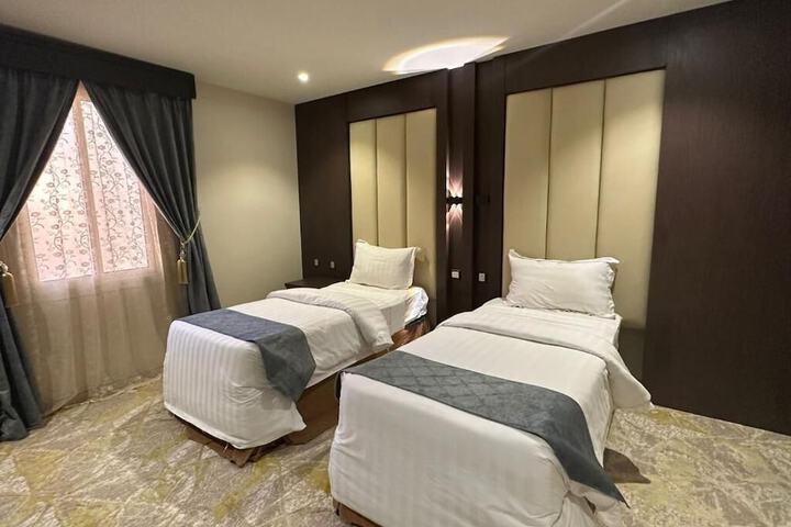 Room 10 of 80