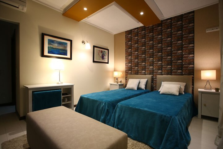Room 6 of 101