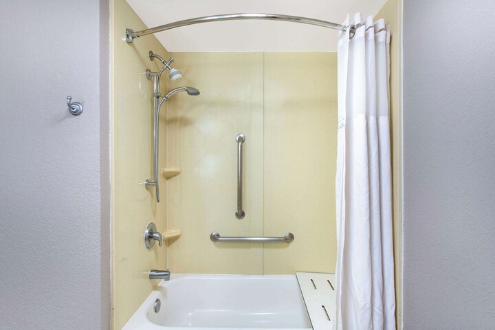 1 Double Bed Accessible (7 of 9)