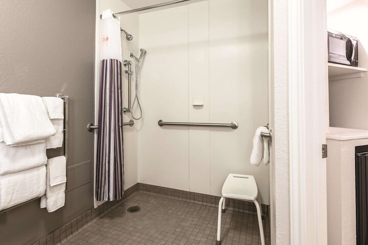 2 Double Beds Mobility Accessible Bathtub with Grab Bars (10 of 13)