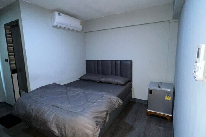 Room 9 of 38