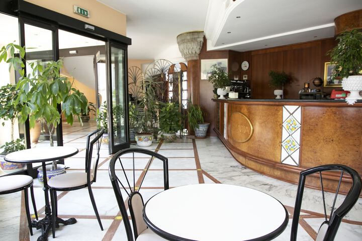 Lounge 58 of 72