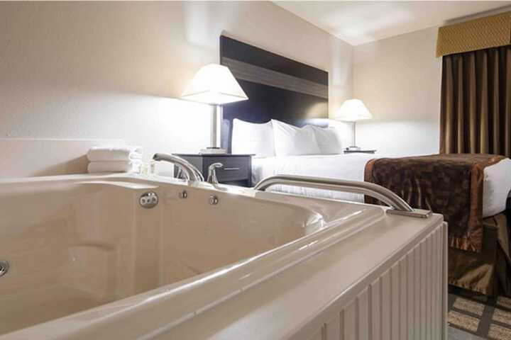 Acces1 Kingmobilityaccessbathtubexteriorentrancecourtyard Accessible Microwav Refrigeratnonsmok Fullbreak (11 of 25)