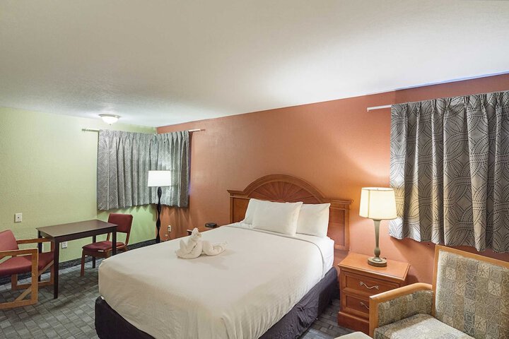 1 Queen Bed (14 of 18)