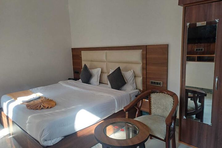 Room 14 of 33