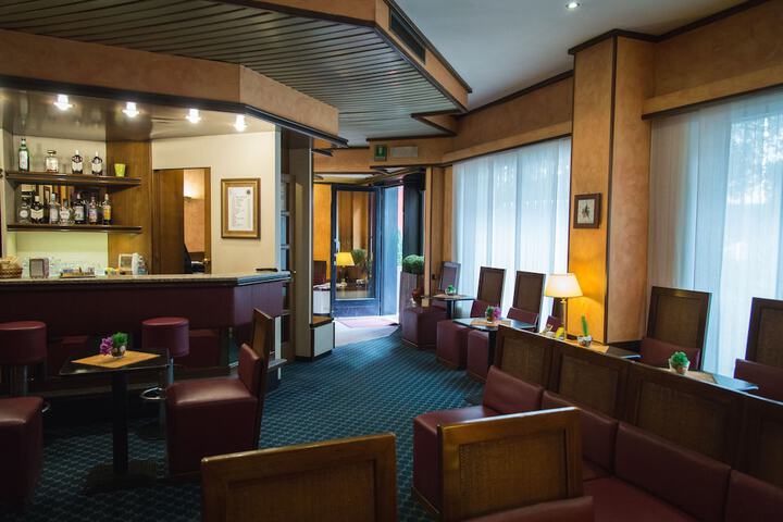 Lounge 46 of 54