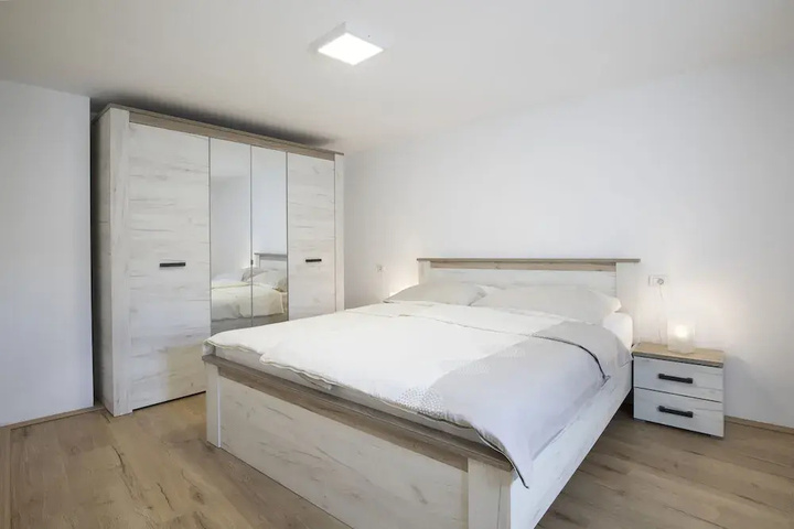 Room 4 of 16