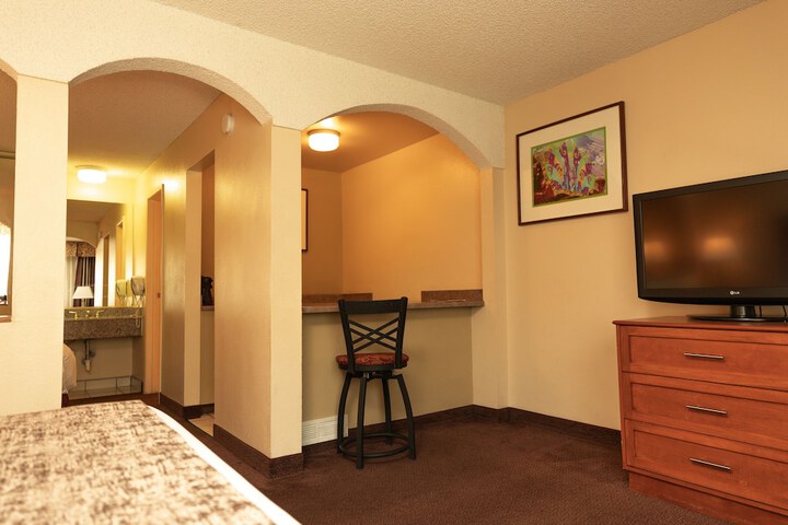 1 Queen Bed (7 of 16)