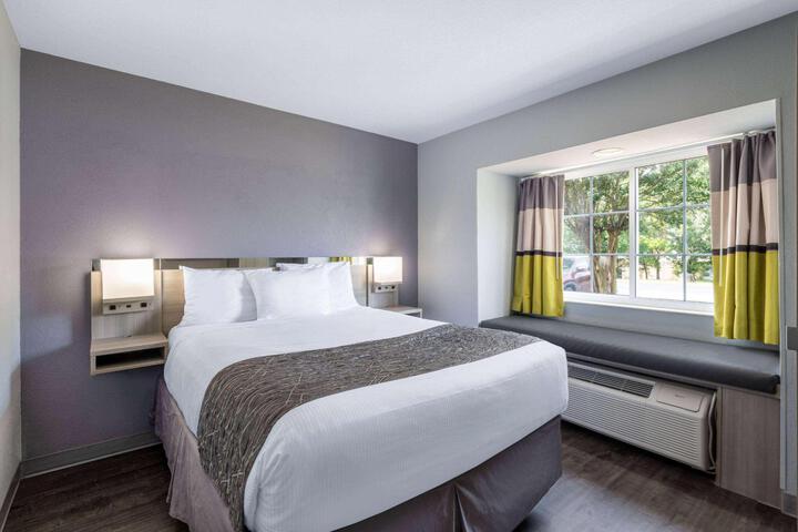 1 Queen Bed Accessible Room (2 of 11)