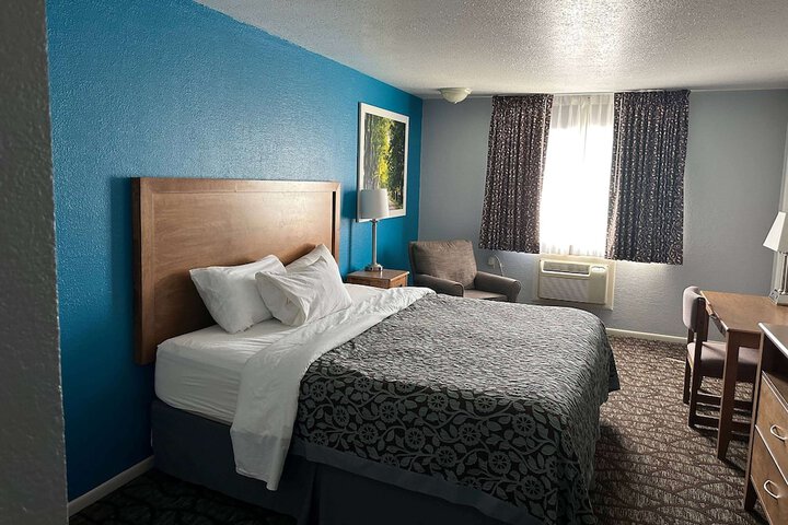 1 King Bed (4 of 6)