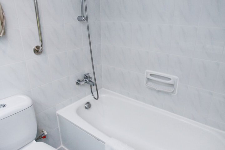 Deep soaking bathtub