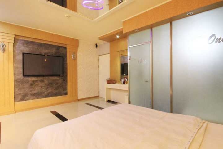 Room 9 of 33